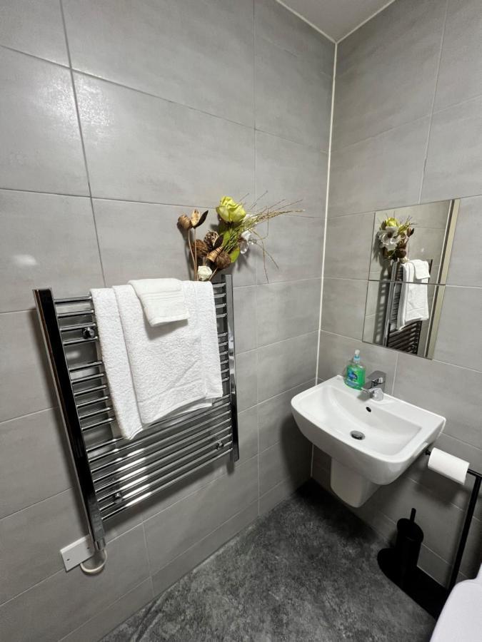 Spacious 1 Bed Relocation Apartment Free Parking, 布赖尔利希尔 外观 照片