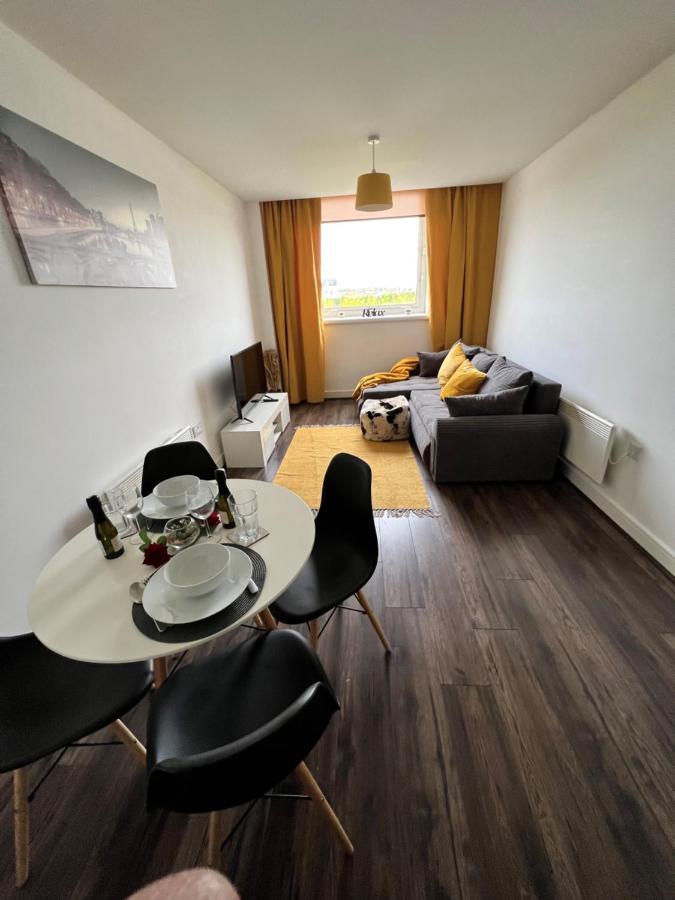 Spacious 1 Bed Relocation Apartment Free Parking, 布赖尔利希尔 外观 照片