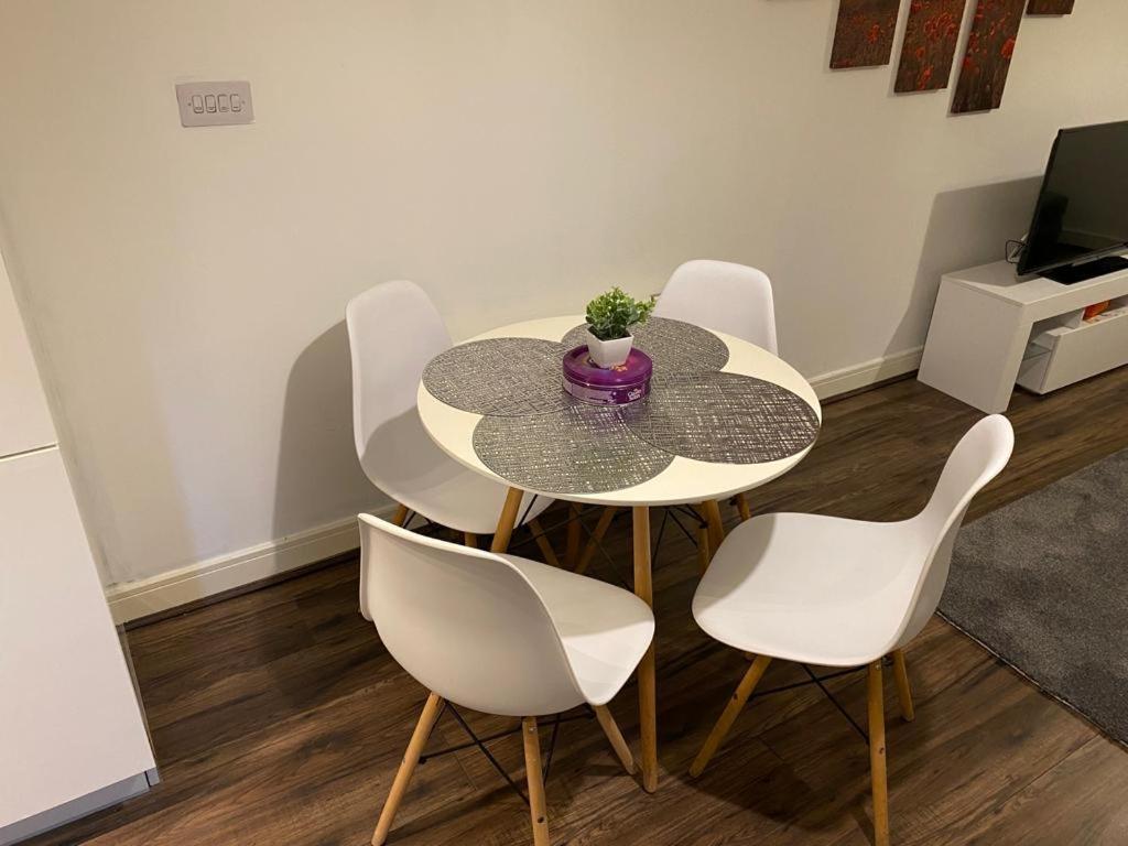 Spacious 1 Bed Relocation Apartment Free Parking, 布赖尔利希尔 外观 照片