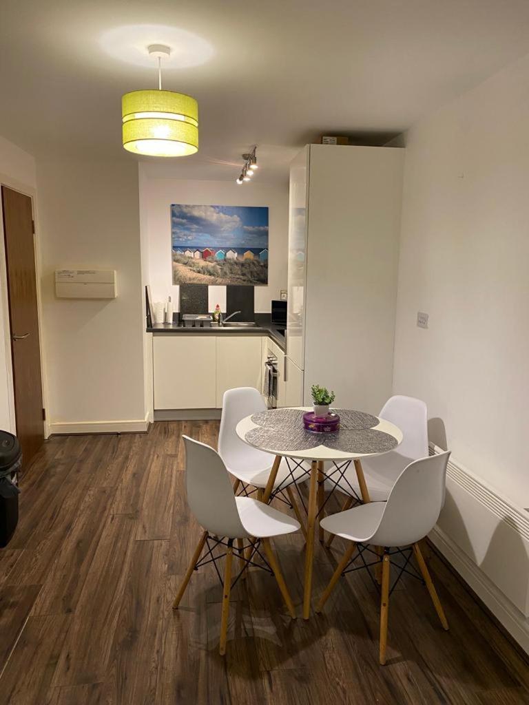 Spacious 1 Bed Relocation Apartment Free Parking, 布赖尔利希尔 外观 照片