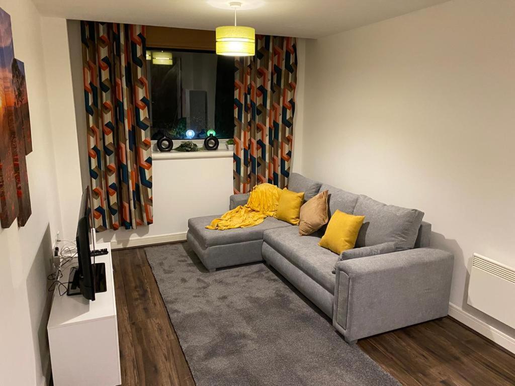 Spacious 1 Bed Relocation Apartment Free Parking, 布赖尔利希尔 外观 照片